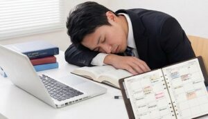 仕事をしながら薬学部に通うことは現実的なのか